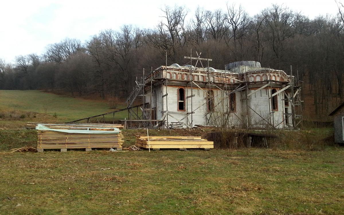 Biserica nouă în construcție