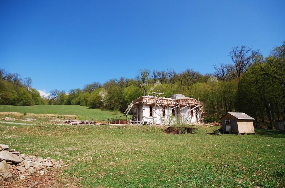 Biserica nouă în construcție