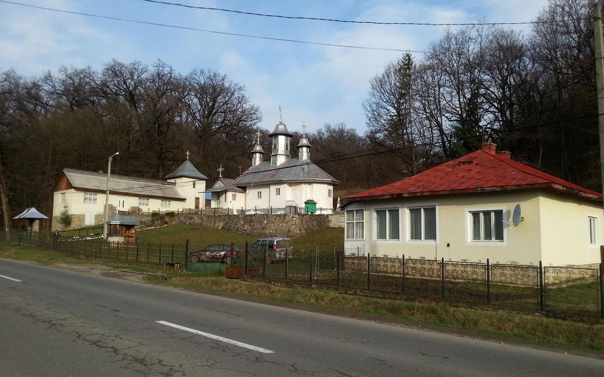 Biserica veche, casa parohială și casa de prăznuire